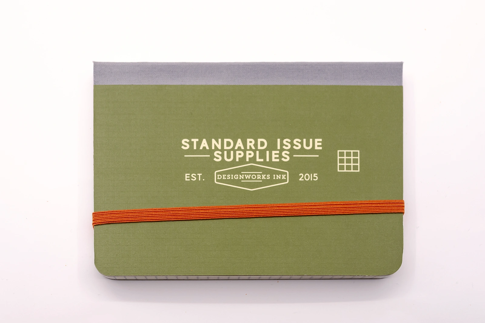 Agenda de bolsillo Designworks Ink con diseño de pasaporte y 128 páginas cuadriculadas, ideal para tomar notas, dibujar y organizar tareas. Regalo de papelería original.