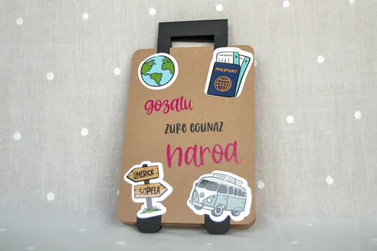 Regalo personalizado de cumpleaños con la frase «Disfruta de tu dia, Naroa»