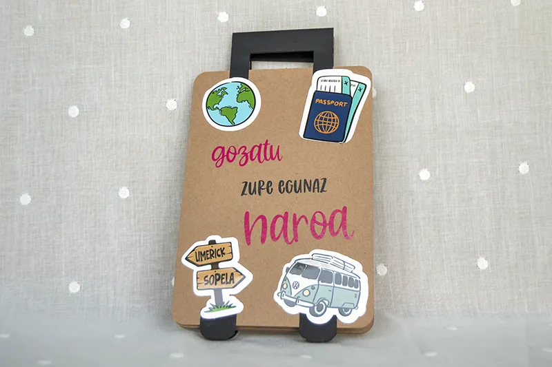 Regalo personalizado de cumpleaños con la frase «Disfruta de tu dia, Naroa»