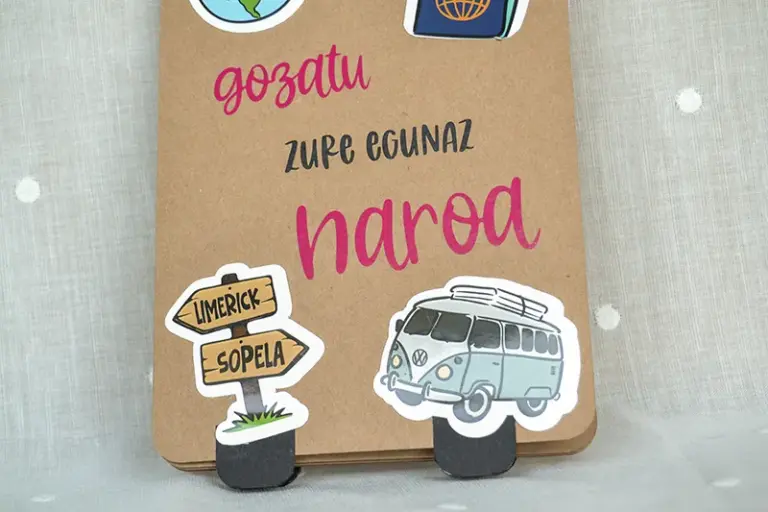 Álbum de fotos personalizado con la frase «Disfruta de tu dia, Naroa» y temática viajera