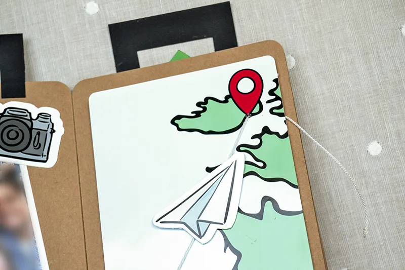 Detalle de álbum de fotos personalizado hecho a mano con fotografías Polaroid y motivos de viaje