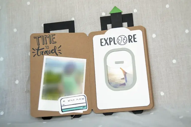 Páginas interiores de un álbum de fotos personalizado con fotos Polaroid y decoración viajera