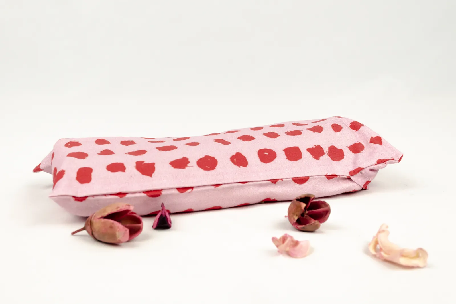 Almohada relajante para los ojos Musubi de color rosa con corazones rojos, incluida en la caja de regalo de bienestar «Aromas de La Provenza».