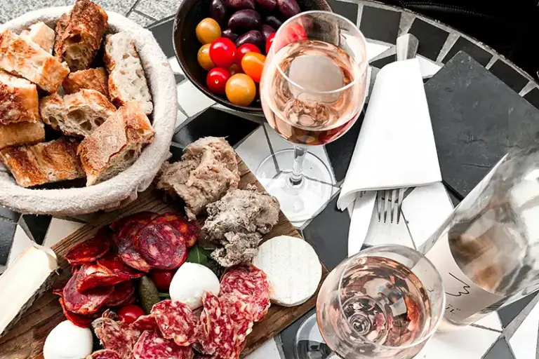 Caja Gourmet de mmbutidos ibéricos y vino, regalo de empresa para la cesta de Navidad