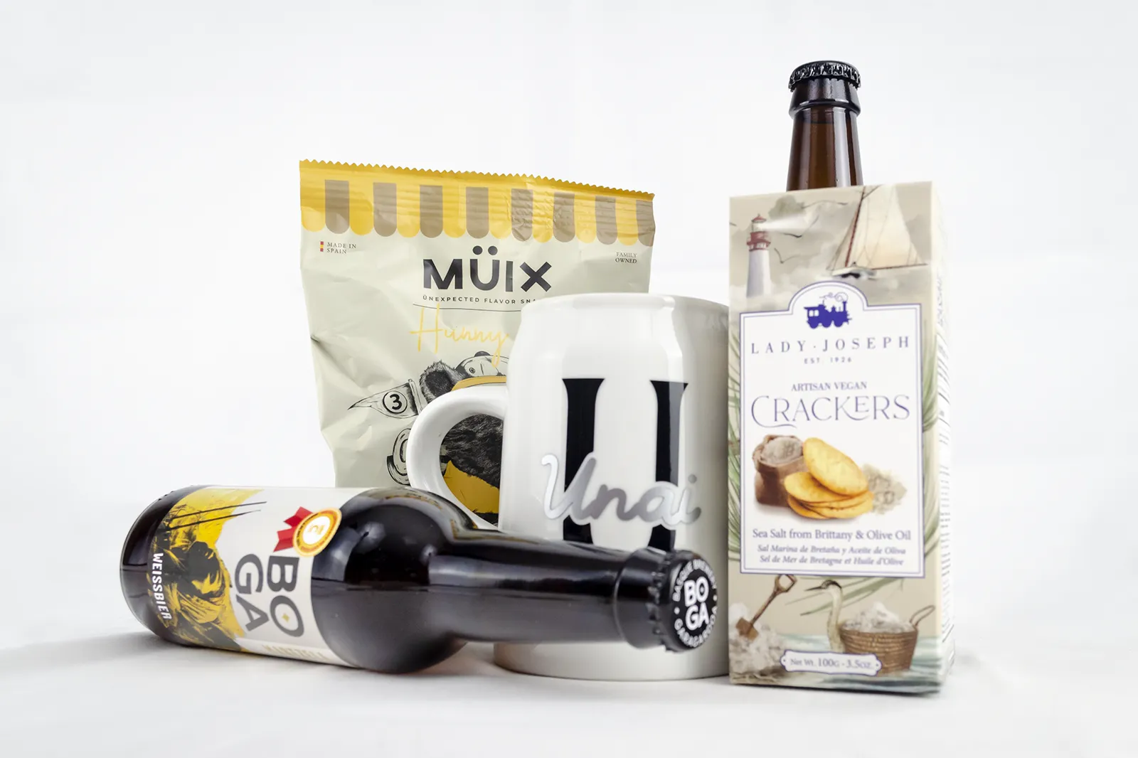 Caja regalo Musuka "Birra box" que contiene: galletas artesanas veganas Lady Joseph, cerveza Boga Martzela, frutos secos Müix Snacks, jarra de cerveza de cerámica personalizada