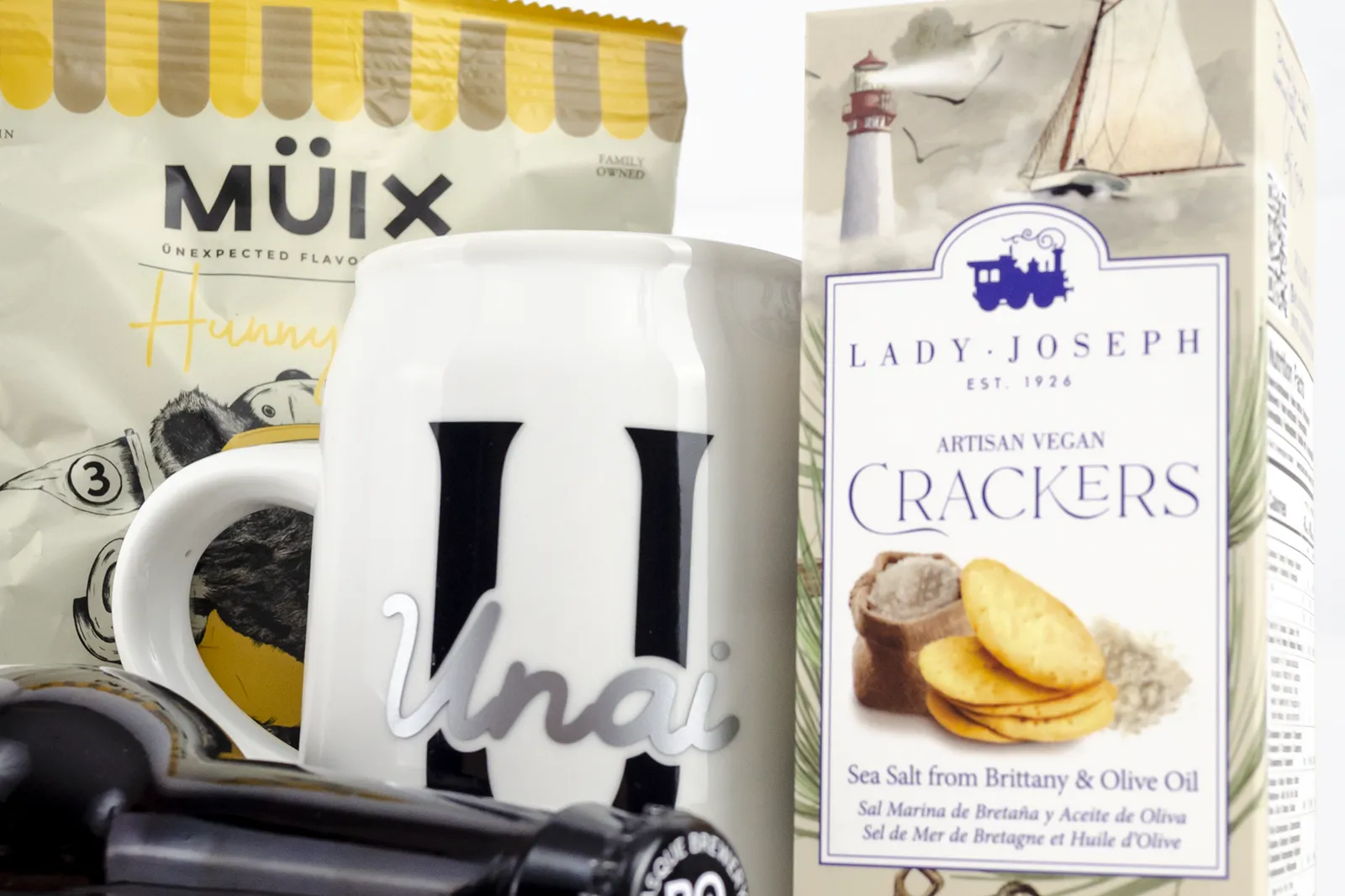 Caja regalo Musuka "Birra box" que contiene: galletas artesanas veganas Lady Joseph, cerveza Boga Martzela, frutos secos Müix Snacks, jarra de cerveza de cerámica personalizada