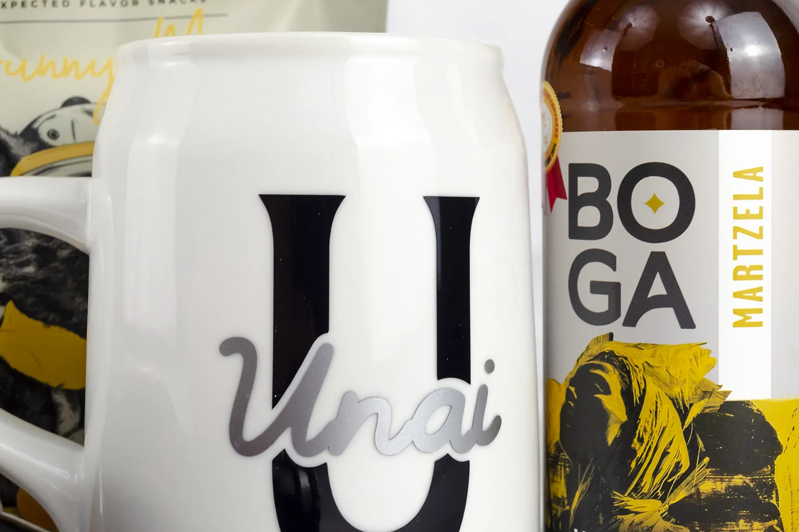 Caja regalo Musuka "Birra box" que contiene: galletas artesanas veganas Lady Joseph, cerveza Boga Martzela, frutos secos Müix Snacks, jarra de cerveza de cerámica personalizada