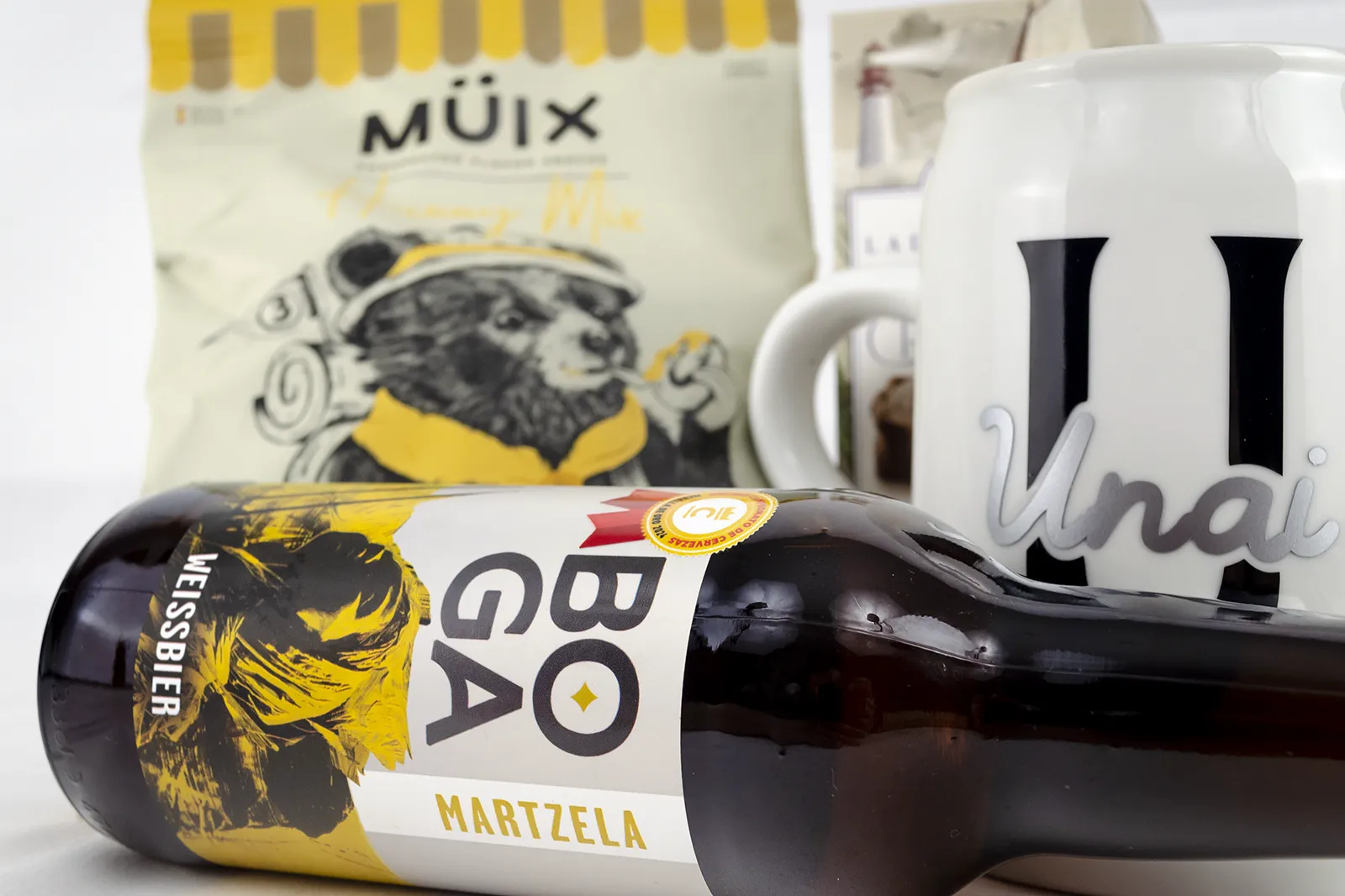 Caja regalo Musuka "Birra box" que contiene: galletas artesanas veganas Lady Joseph, cerveza Boga Martzela, frutos secos Müix Snacks, jarra de cerveza de cerámica personalizada