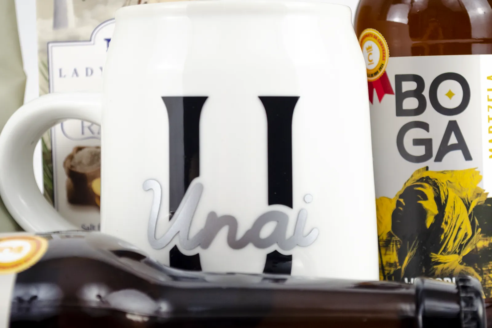 Caja regalo Musuka "Birra box" que contiene: galletas artesanas veganas Lady Joseph, cerveza Boga Martzela, frutos secos Müix Snacks, jarra de cerveza de cerámica personalizada