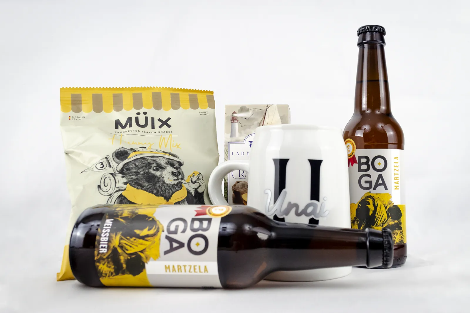 Caja regalo Musuka "Birra box" que contiene: galletas artesanas veganas Lady Joseph, cerveza Boga Martzela, frutos secos Müix Snacks, jarra de cerveza de cerámica personalizada