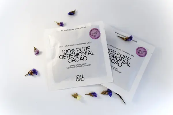Caja regalo Musuka "Chocolate para dos" que contiene - dos tazas de cerámica, cucharillas de color negro, un paquete de galletas de caramelo crujiente Lady Joseph y dos sobres de “100% Pure Ceremonial Cacao” de Kaicao.