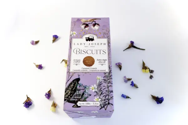 Caja regalo Musuka "Chocolate para dos" que contiene - dos tazas de cerámica, cucharillas de color negro, un paquete de galletas de caramelo crujiente Lady Joseph y dos sobres de “100% Pure Ceremonial Cacao” de Kaicao.