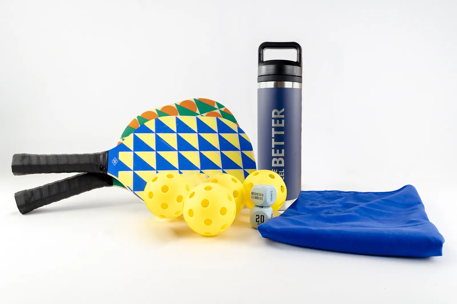 Caja regalo Ready to Play de Musuka con set de pickleball, dados de ejercicio, botella deportiva Puro Vitalis y toalla de microfibra Blumtal. Regalo para deportistas, amigos y familiares.