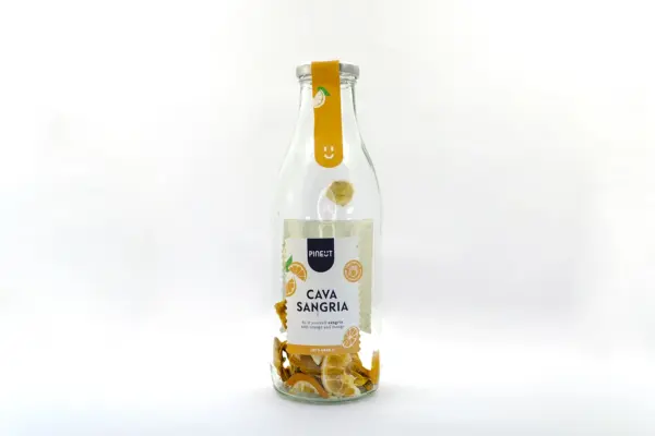 Caja regalo Musuka "Fiesta de verano" que contiene: set de 4 vasos Riviera Here’s How, crackers veganos Lady Joseph botella de Sangría de Cava DIY, separador de libros, vela Paddywax con aroma de cítricos y fruta fresca