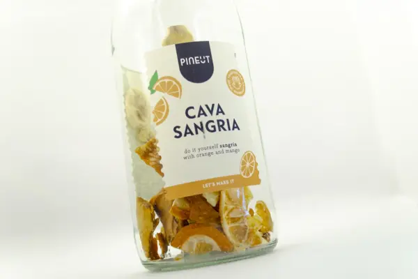 Caja regalo Musuka "Fiesta de verano" que contiene: set de 4 vasos Riviera Here’s How, crackers veganos Lady Joseph botella de Sangría de Cava DIY, separador de libros, vela Paddywax con aroma de cítricos y fruta fresca