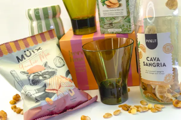 Caja regalo Musuka "Fiesta de verano" que contiene: set de 4 vasos Riviera Here’s How, crackers veganos Lady Joseph botella de Sangría de Cava DIY, separador de libros, vela Paddywax con aroma de cítricos y fruta fresca