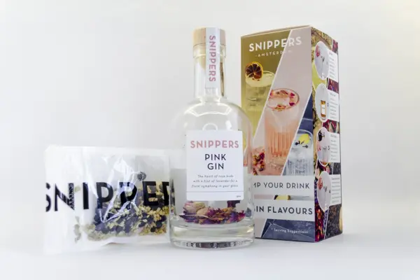 Caja regalo Musuka "Gin Box" que contiene: botella de Snippers para preparar ginebra, ositos de gominola, moldes para hielos con forma de balón, frutos secos Müix Snacks.
