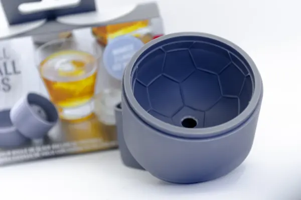 Caja regalo Musuka "Gin Box" que contiene: botella de Snippers para preparar ginebra, ositos de gominola, moldes para hielos con forma de balón, frutos secos Müix Snacks.