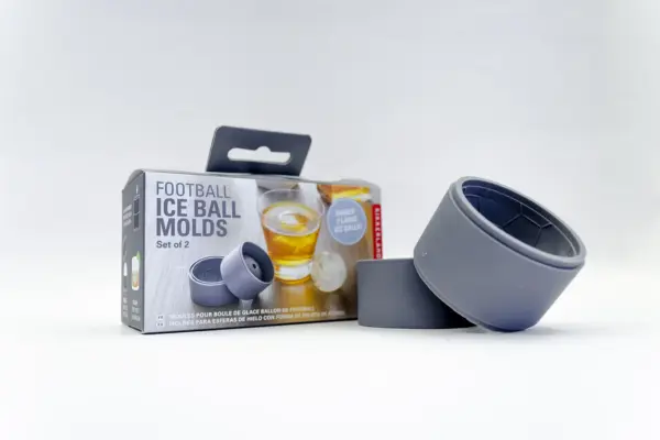 Caja regalo Musuka "Gin Box" que contiene: botella de Snippers para preparar ginebra, ositos de gominola, moldes para hielos con forma de balón, frutos secos Müix Snacks.