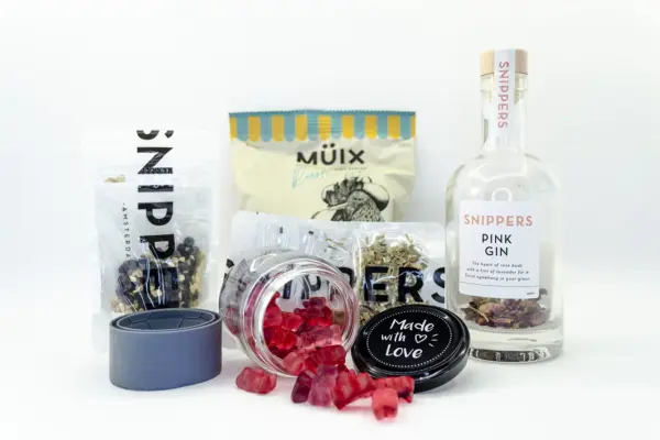 Caja regalo Musuka "Gin Box" que contiene: botella de Snippers para preparar ginebra, ositos de gominola, moldes para hielos con forma de balón, frutos secos Müix Snacks.
