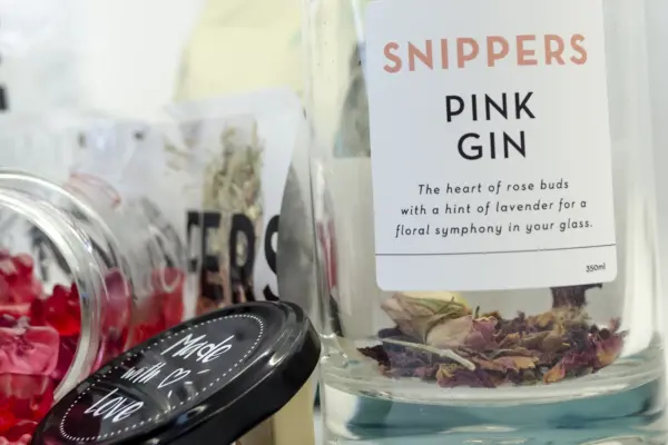 Caja regalo Musuka "Gin Box" que contiene: botella de Snippers para preparar ginebra, ositos de gominola, moldes para hielos con forma de balón, frutos secos Müix Snacks.