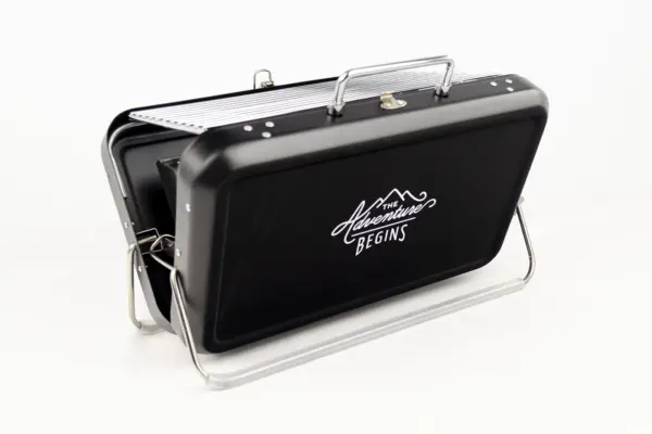 Caja regalo Musuka "La Barbacoa" que contiene: barbacoa portátil Gentlemen’s Hardware, set de herramientas para barbacoa, botellas de cerveza Boga, crackers artesanales Lady Joseph