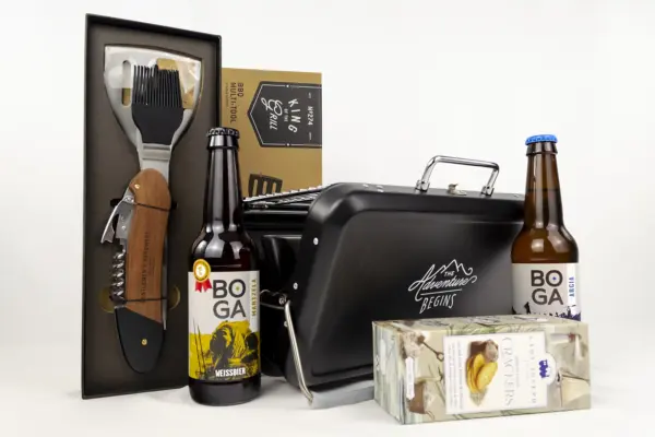 Caja regalo Musuka "La Barbacoa" que contiene: barbacoa portátil Gentlemen’s Hardware, set de herramientas para barbacoa, botellas de cerveza Boga, crackers artesanales Lady Joseph