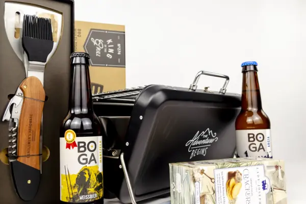 Caja regalo Musuka "La Barbacoa" que contiene: barbacoa portátil Gentlemen’s Hardware, set de herramientas para barbacoa, botellas de cerveza Boga, crackers artesanales Lady Joseph