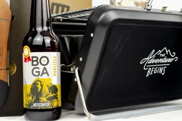 Caja regalo Musuka "La Barbacoa" que contiene: barbacoa portátil Gentlemen’s Hardware, set de herramientas para barbacoa, botellas de cerveza Boga, crackers artesanales Lady Joseph