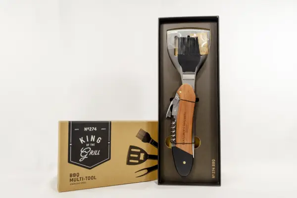 Caja regalo Musuka "La Barbacoa" que contiene: barbacoa portátil Gentlemen’s Hardware, set de herramientas para barbacoa, botellas de cerveza Boga, crackers artesanales Lady Joseph