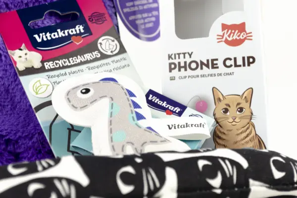 Caja regalo Musuka "La Gata Lola" que contiene: juguete con Catnip, Clip con forma de pompón para el móvil, peluche relajante para gatos, imanes para nevera con forma de culitos de gatos