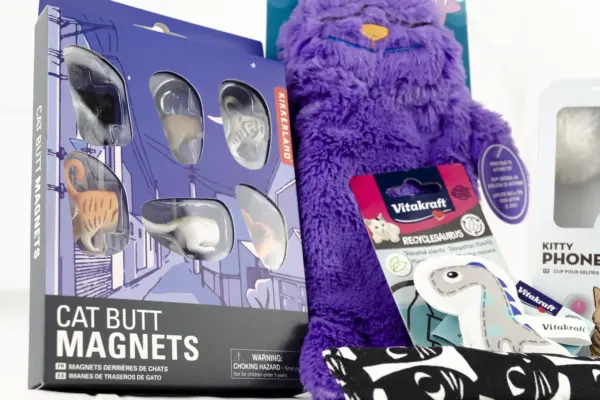 Caja regalo Musuka "La Gata Lola" que contiene: juguete con Catnip, Clip con forma de pompón para el móvil, peluche relajante para gatos, imanes para nevera con forma de culitos de gatos
