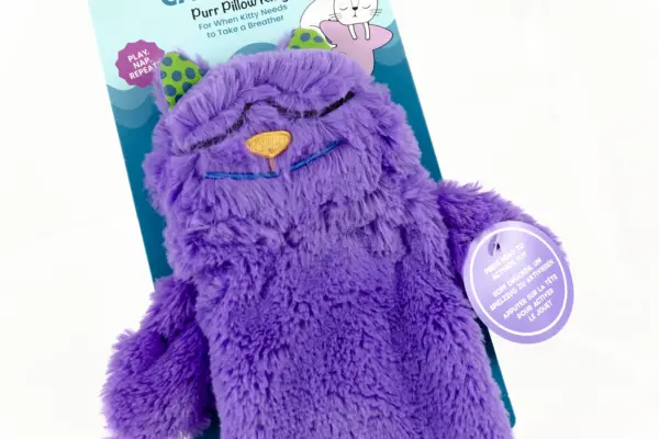 Caja regalo Musuka "La Gata Lola" que contiene: juguete con Catnip, Clip con forma de pompón para el móvil, peluche relajante para gatos, imanes para nevera con forma de culitos de gatos