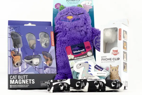 Caja regalo Musuka "La Gata Lola" que contiene: juguete con Catnip, Clip con forma de pompón para el móvil, peluche relajante para gatos, imanes para nevera con forma de culitos de gatos