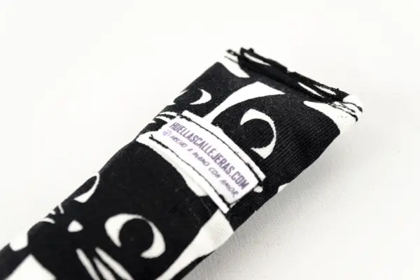 Caja regalo Musuka "La Gata Lola" que contiene: juguete con Catnip, Clip con forma de pompón para el móvil, peluche relajante para gatos, imanes para nevera con forma de culitos de gatos
