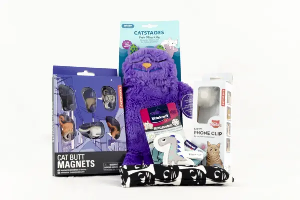 Caja regalo Musuka "La Gata Lola" que contiene: juguete con Catnip, Clip con forma de pompón para el móvil, peluche relajante para gatos, imanes para nevera con forma de culitos de gatos