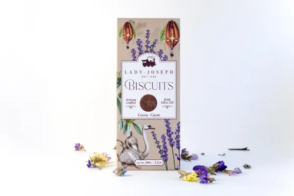 Caja regalo Musuka "Los buenos días empiezan con café" que contiene una cafetera Magefesa, una taza de cerámica artesanal en la que se lee "good days start with coffe", un paquete de galletas de cacao Lady Joseph, un paquete de Café Molido Bio “Tierra Madre Mujer”, de Oxfam Intermón Comercio Justo y un tarro de cacahuetes recubiertos de chocolate blanco y negro.