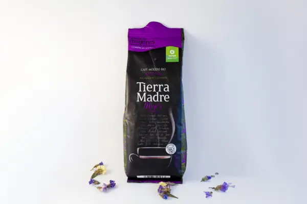 Caja regalo Musuka "Los buenos días empiezan con café" que contiene una cafetera Magefesa, una taza de cerámica artesanal en la que se lee "good days start with coffe", un paquete de galletas de cacao Lady Joseph, un paquete de Café Molido Bio “Tierra Madre Mujer”, de Oxfam Intermón Comercio Justo y un tarro de cacahuetes recubiertos de chocolate blanco y negro.