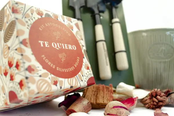 Caja regalo Musuka "Los deseos que se plantan se cumplen" que contiene: Kit de autocultivo, una maceta de cerámica, set de herramientas de siembra, una postal plantable.