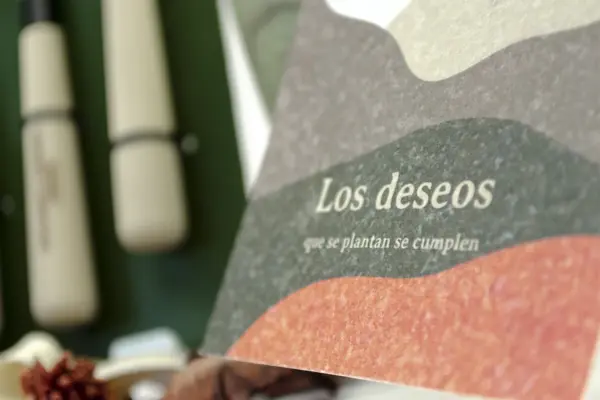 Caja regalo Musuka "Los deseos que se plantan se cumplen" que contiene: Kit de autocultivo, una maceta de cerámica, set de herramientas de siembra, una postal plantable.