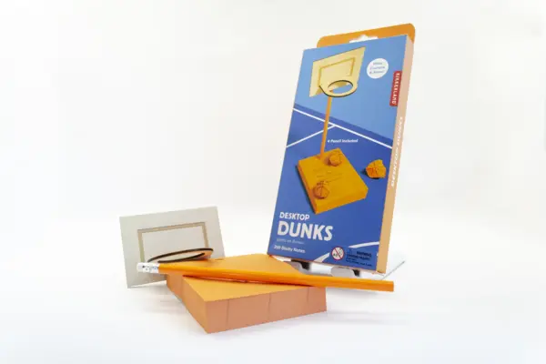 Caja regalo Musuka "Márcate un triple" que contiene: kit de cultivo de cactus, bloc de notas con canasta, set de dos bolígrafos de tinta negra, cuaderno de bolsillo, lápiz plantable, kit de reparación tecnológico, soporte para móviles con diseño de caballete