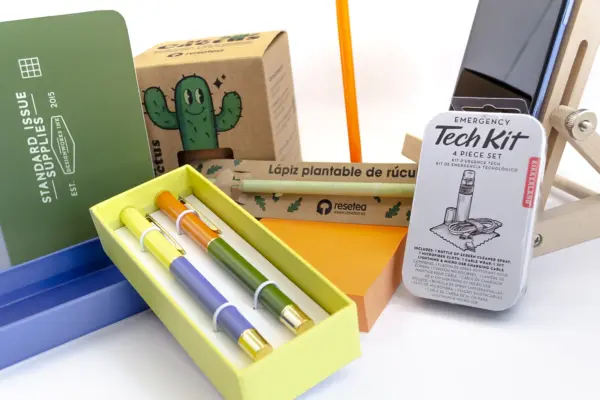 Caja regalo Musuka "Márcate un triple" que contiene: kit de cultivo de cactus, bloc de notas con canasta, set de dos bolígrafos de tinta negra, cuaderno de bolsillo, lápiz plantable, kit de reparación tecnológico, soporte para móviles con diseño de caballete