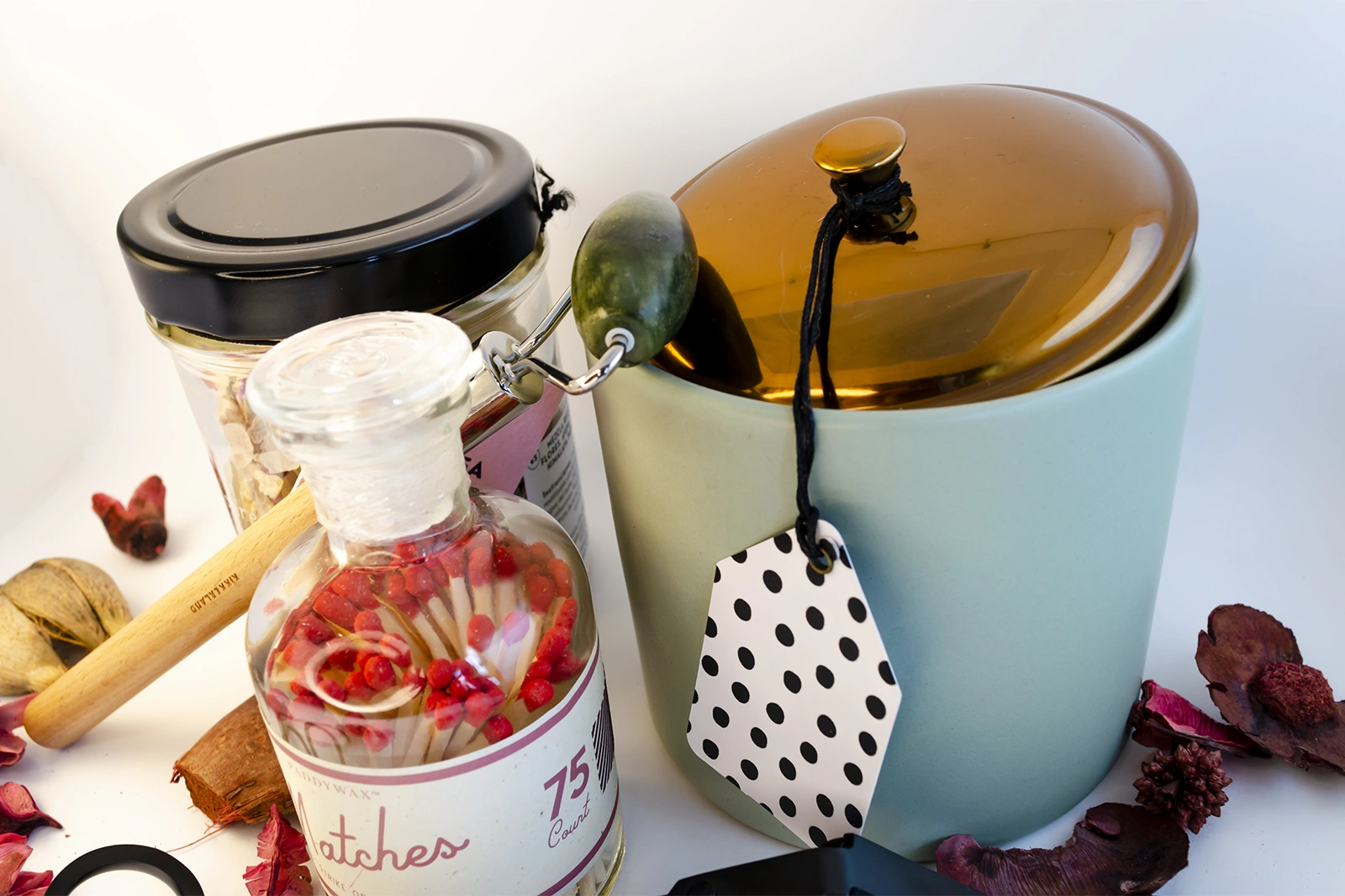 Caja regalo «Mímate» con vela aromática verde con tapa dorada, herramienta para velas, bath tea, rodillo facial y cerillas
