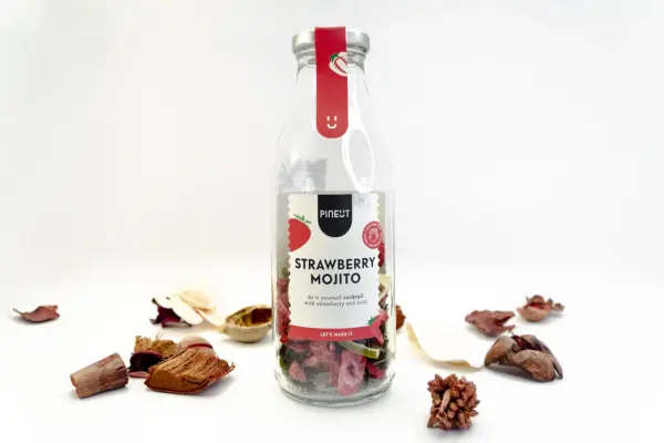 Caja regalo Musuka "Mojito de fresa" que contiene: botella para preparar Mojito de Fresa Pineut, paquete de frutos secos Müix Snacks, plato de cerámica, juego de dos copas de cristal estilo retro.