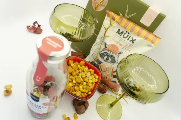 Caja regalo Musuka "Mojito de fresa" que contiene: botella para preparar Mojito de Fresa Pineut, paquete de frutos secos Müix Snacks, plato de cerámica, juego de dos copas de cristal estilo retro.