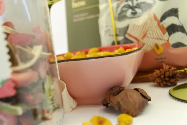 Caja regalo Musuka "Mojito de fresa" que contiene: botella para preparar Mojito de Fresa Pineut, paquete de frutos secos Müix Snacks, plato de cerámica, juego de dos copas de cristal estilo retro.