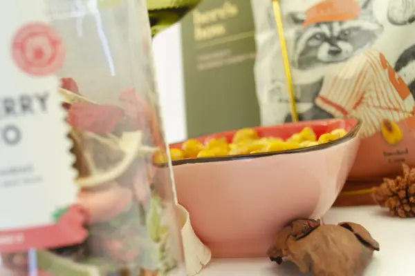 Caja regalo Musuka "Mojito de fresa" que contiene: botella para preparar Mojito de Fresa Pineut, paquete de frutos secos Müix Snacks, plato de cerámica, juego de dos copas de cristal estilo retro.