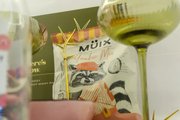 Caja regalo Musuka "Mojito de fresa" que contiene: botella para preparar Mojito de Fresa Pineut, paquete de frutos secos Müix Snacks, plato de cerámica, juego de dos copas de cristal estilo retro.