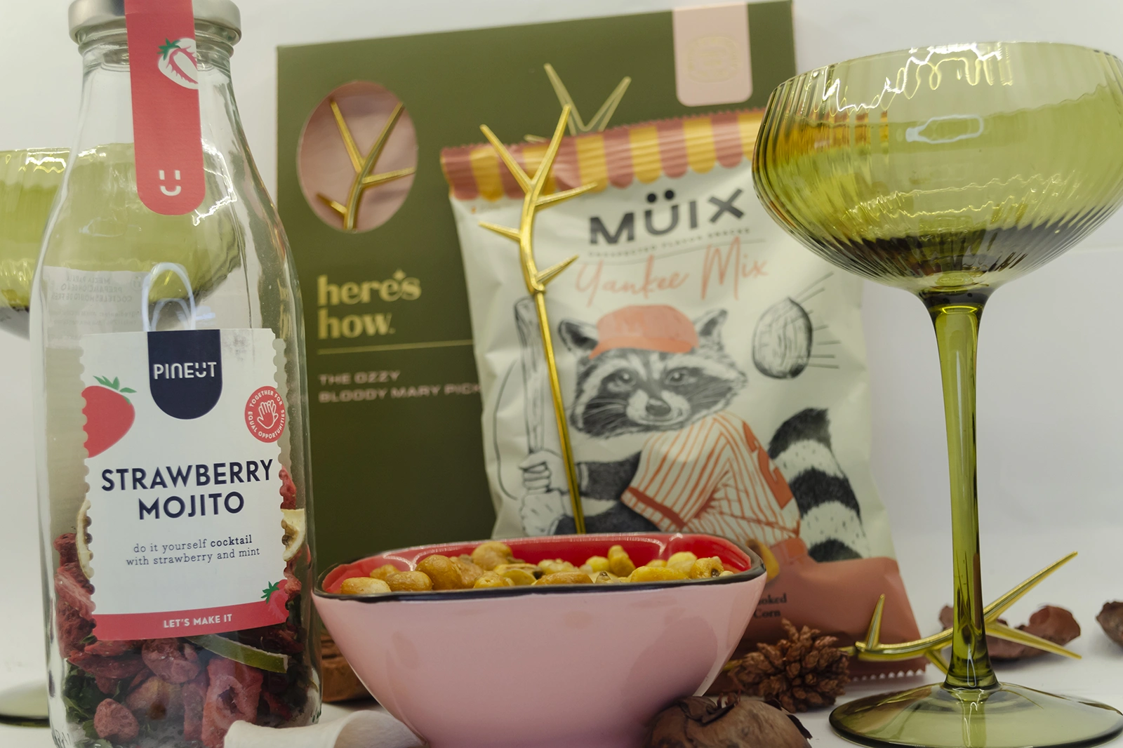 Caja regalo Mojito de Fresa con botella PineUt, copas de cóctel, pinchos dorados, frutos secos y bol de cerámica. Regalo original para celebraciones y fiestas de verano.