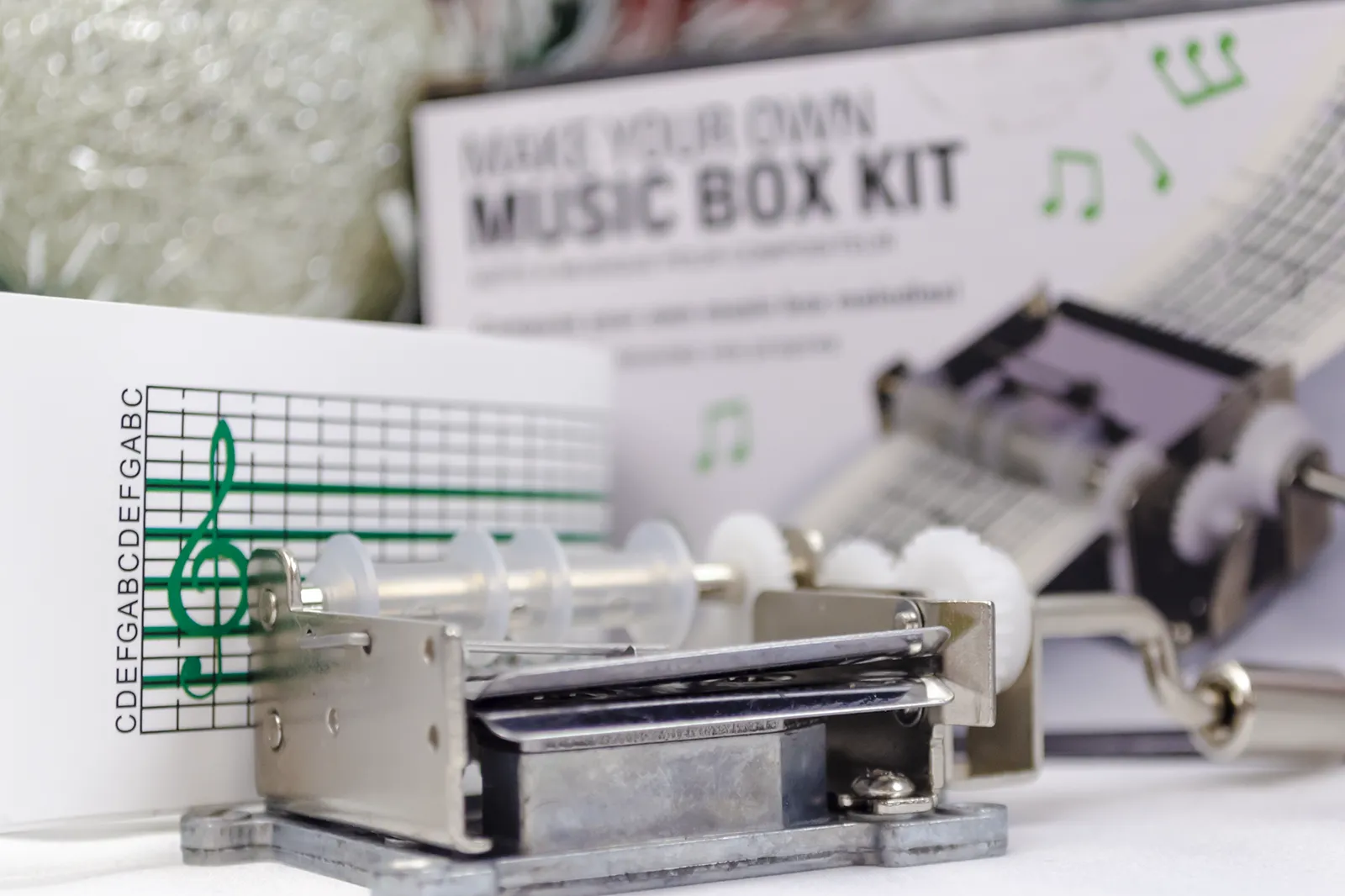 Caja regalo Musuka "Music Box" que contiene: Kit Kikkerland con una caja de música y partituras en blanco, para que puedas crear tus propias melodías. Una taza decorada con notas musicales y personalizable con el nombre que tú quieras.